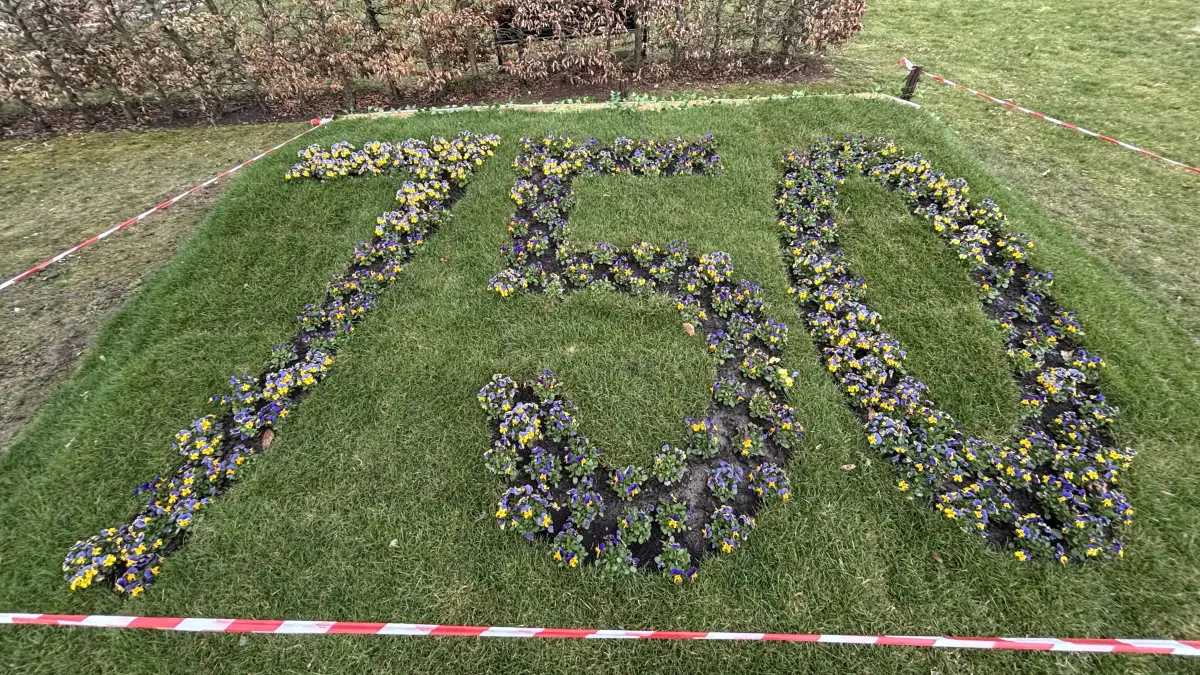 Im Lage-Park Luckau wird auf das 750-jährige Stadtjubiläum hingewiesen.