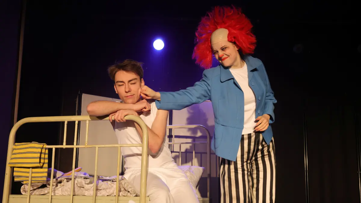 Reisen zurück in eine Zeit, die sie selbst nicht erlegt haben: die Schauspieler Richard Fuchs (l.) als Anton Kummer und Lene Juretzka (r.) in allen anderen Rollen. Regisseur Daniel Borgwardt hat den Roman „Düsterbusch City Lights“ für die Bühne adaptiert.