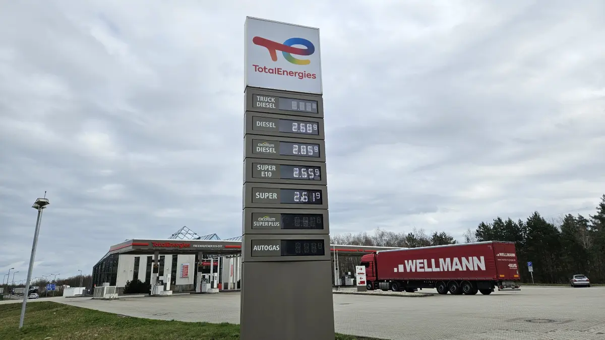 Nur drei Autos in 90 Minuten: Die hohen Spritpreise am Rasthof Freienhufener Eck-Ost schrecken viele Autofahrer ab.
