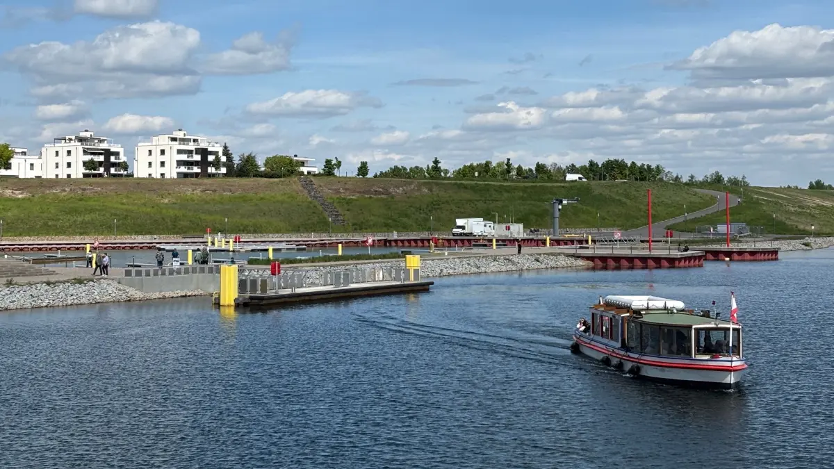 Das bislang einzige Fahrgastschiff auf der Lausitzer Restlochkette, das durch die Kanäle passt, ist die Wilde Ilse, hier vor dem Großräschener Hafen.