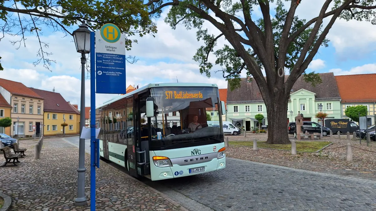 Der Bus 577 Falkenberg – Bad Liebenwerda am Markt in Uebigau. Die VerkehrsManagement Elbe-Elster GmbH unterhält rund 100 Fahrzeuge. Die Entwicklung der Spritpreise könnte sie in Schieflage bringen.