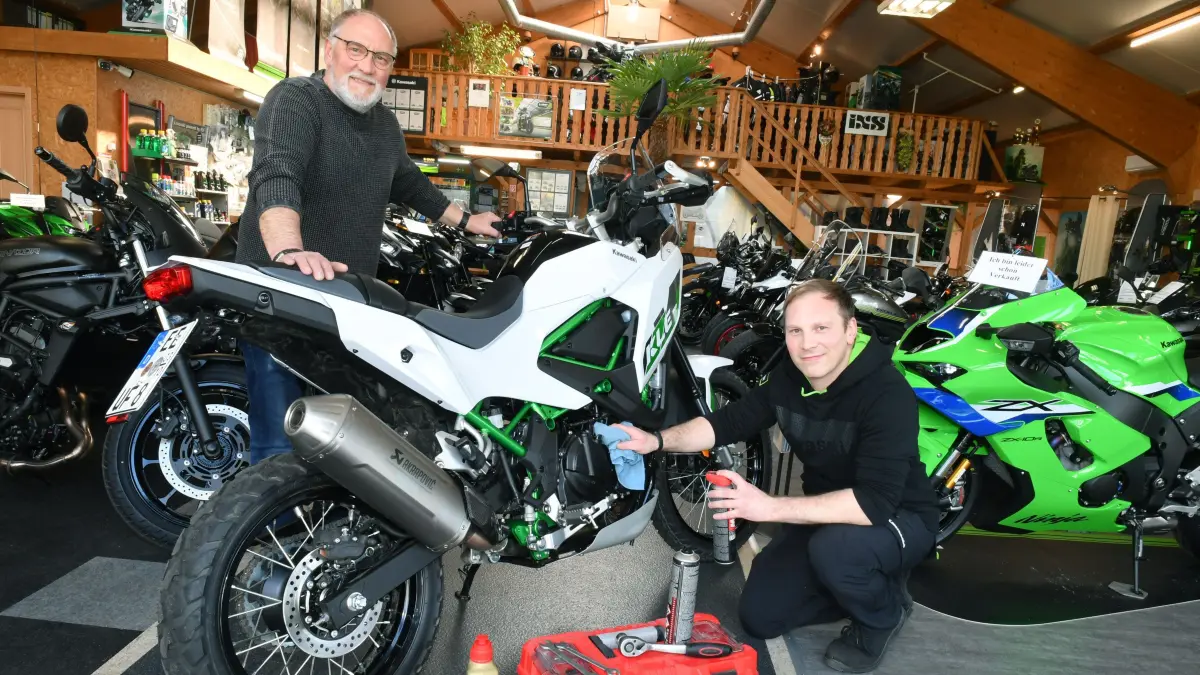 Saisonstart bei den Bikern – Spritpreisbremse mit zwei Rädern : Saisonstart bei den Bikern – Spritpreisbremse mit zwei Rädern
- Auf dem Foto sind v.l. Senior- und Juniorchef Steffen Balzer und Sohn Colin Balzer mit der Saisonvorbereitung an einer der neuen 40 Maschinen für 2026 zu sehen