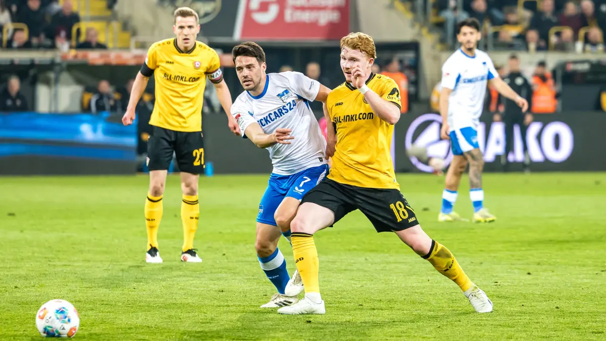 Dynamo Dresden - Hertha BSC: Fußball, Männer: 2. Bundesliga, Dynamo Dresden - Hertha BSC, 28. Spieltag, Rudolf-Harbig-Stadion: Josip Brekalo (Hertha BSC, 2.v.l.) und Robert Wagner (Dynamo Dresden, 2.v.r) kämpfen um den Ball.