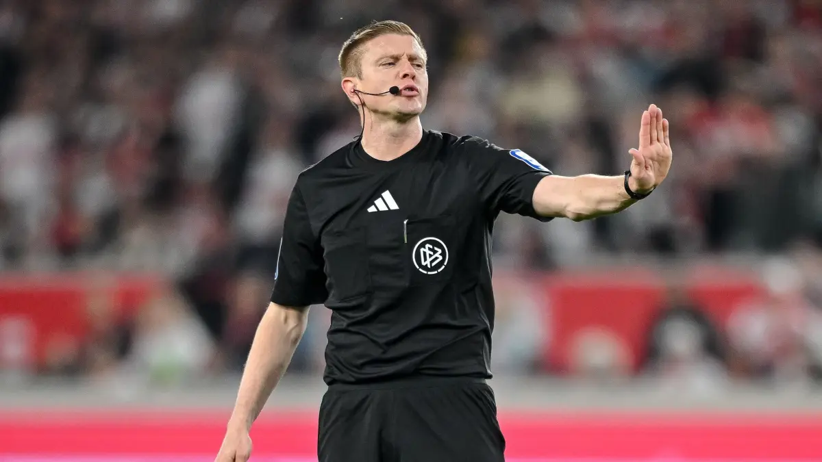 VfB Stuttgart - Borussia Dortmund: 04.04.2026, Baden-Württemberg, Stuttgart: Fußball, Männer: Bundesliga, VfB Stuttgart - Borussia Dortmund, 28. Spieltag, MHPArena. Schiedsrichter Robert Schröder gestikuliert. Foto: Harry Langer/dpa - WICHTIGER HINWEIS: Gemäß den Vorgaben der DFL Deutsche Fußball Liga bzw. des DFB Deutscher Fußball-Bund ist es untersagt, in dem Stadion und/oder vom Spiel angefertigte Fotoaufnahmen in Form von Sequenzbildern und/oder videoähnlichen Fotostrecken zu verwerten bzw. verwerten zu lassen. +++ dpa-Bildfunk +++
