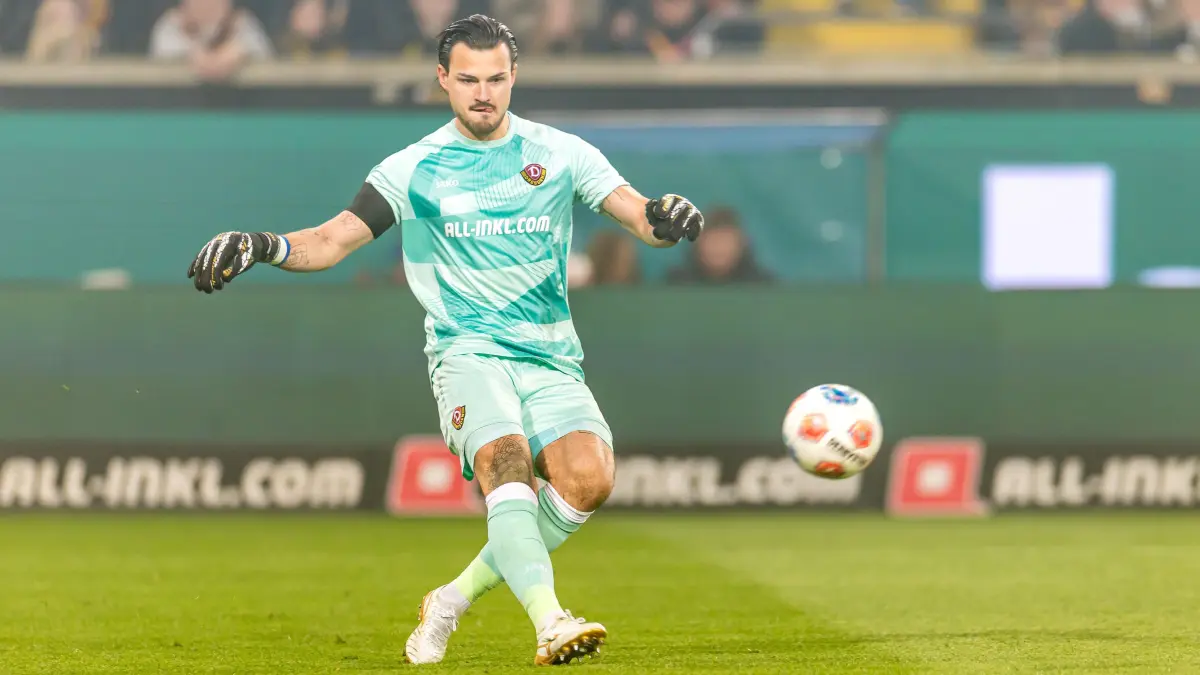 Dynamo Dresden - Hertha BSC: Fußball, Männer: 2. Bundesliga, Dynamo Dresden - Hertha BSC, 28. Spieltag, Rudolf-Harbig-Stadion: Tim Schreiber (Dynamo Dresden) spielt einen Ball.