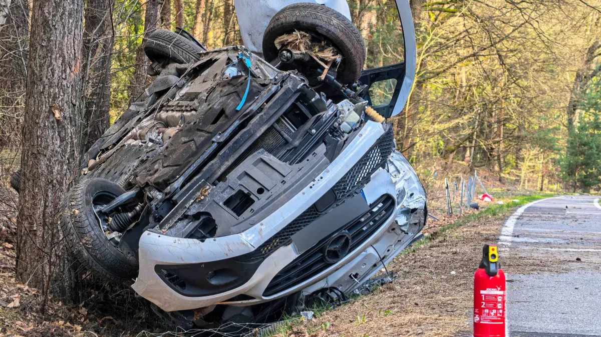 Datum: 04.04.26 / Ort: Niesky
Am Samstagnachmittag ist es auf der B115 bei Niesky zu einem schweren Verkehrsunfall gekommen. Kurz vor 16.00 Uhr verunglückte ein Pkw in Richtung Sandschenke.
Nach ersten Informationen kam das Fahrzeug nach rechts von der Fahrbahn ab, überschlug sich und blieb auf dem Dach liegen. Eine Person wurde dabei im Fahrzeug eingeklemmt.
Die alarmierten Einsatzkräfte der Feuerwehr mussten das Fahrzeug aufschneiden, um die eingeklemmte Person zu befreien. Aufgrund der Schwere des Unfalls wurde außerdem ein Rettungshubschrauber zur Einsatzstelle alarmiert und landete vor Ort.
Zur Schwere der Verletzungen sowie zur genauen Unfallursache liegen derzeit noch keine offiziellen Angaben vor. Polizei und Rettungskräfte sind weiterhin im Einsatz.