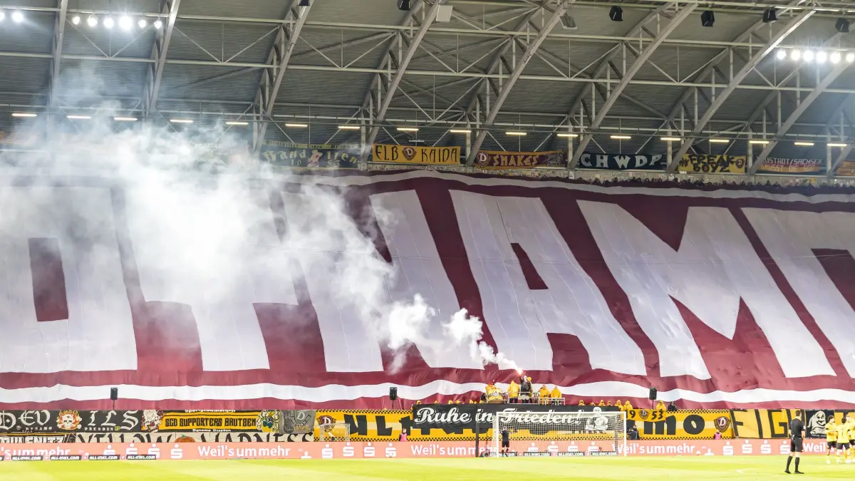 Dynamo Dresden - Hertha BSC: Fußball, Männer: 2. Bundesliga, Dynamo Dresden - Hertha BSC, 28. Spieltag, Rudolf-Harbig-Stadion: Dresdner Anhänger zeigen eine Choreografie.