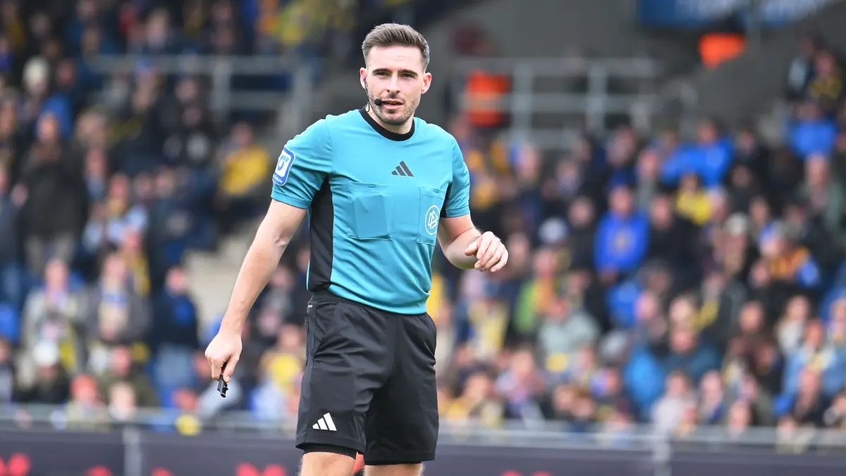 Eintracht Braunschweig - 1. FC Nürnberg: 05.04.2026, Niedersachsen, Braunschweig: Fußball, Männer: 2. Bundesliga, Eintracht Braunschweig - 1. FC Nürnberg, 28. Spieltag, Eintracht-Stadion: Schiedsrichter Tom Bauer steht auf dem Spielfeld. Foto: Swen Pförtner/dpa - WICHTIGER HINWEIS: Gemäß den Vorgaben der DFL Deutsche Fußball Liga bzw. des DFB Deutscher Fußball-Bund ist es untersagt, in dem Stadion und/oder vom Spiel angefertigte Fotoaufnahmen in Form von Sequenzbildern und/oder videoähnlichen Fotostrecken zu verwerten bzw. verwerten zu lassen. +++ dpa-Bildfunk +++