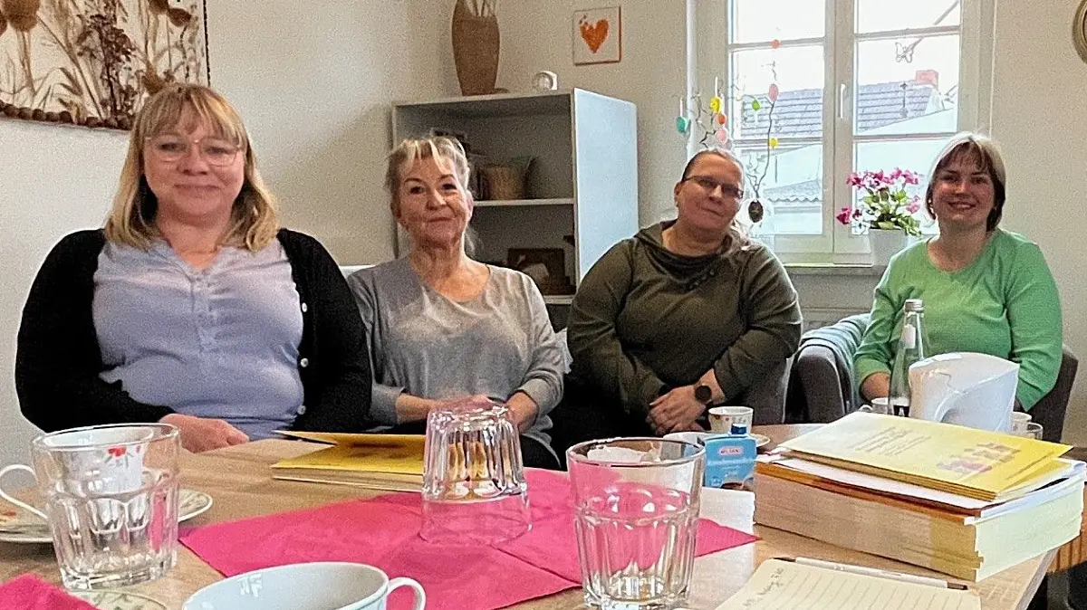 Mareen Nitschke (links), die ihre Alkoholsucht überwunden hat und heute selbst als Gruppenleiterin in der Kontaktstelle arbeitet, im Austausch mit Heike Wolther, Grit Paulke und Josephine Weichelt beim Gruppenleiterinnentreffen in Herzberg.
