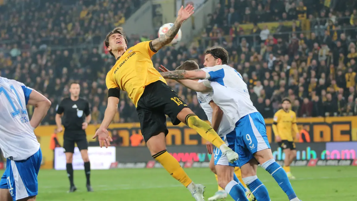 04.04.2026 Fußball Herren 2025/2026 2. Bundesliga 28. Spieltag SG Dynamo Dresden - Hertha BSC Rudolf-Harbig-Stadion Dresden: 04.04.2026 Fußball Herren 2025/2026 2. Bundesliga 28. Spieltag SG Dynamo Dresden - Hertha BSC Rudolf-Harbig-Stadion Dresden Julian Pauli Dresden, 13, gelb wird von Dawid Kownacki Berlin, 9, weiß an der ordnungsgemäßen Ausführung eines Kopfballs gehindert. Dresden Sachsen Deutschland *** 04 04 2026 Soccer Men 2025 2026 2 Bundesliga 28 Matchday SG Dynamo Dresden Hertha BSC Rudolf Harbig Stadion Dresden Julian Pauli Dresden, 13, yellow is prevented from properly executing a header by Dawid Kownacki Berlin, 9, white Dresden Saxony Germany