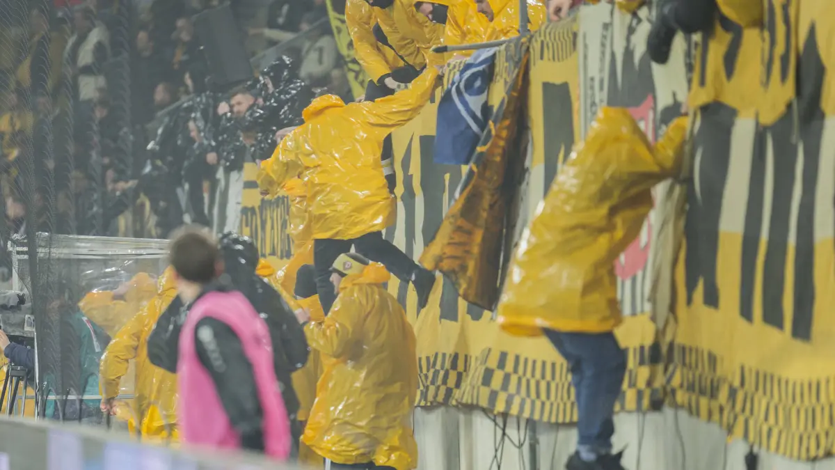 Fussball 2.Bundesliga, Dynamo Dresden - Hertha BSC Berlin: 04.04.2026, xomx, Fussball 2.Bundesliga, Dynamo Dresden - Hertha BSC Berlin v.l. Platzsturm. Randale. Ausschreitungen. Pyros. Protechnik. Fackeln. Raketen. Beide Fanlager stuermen das Spielfeld. Jagdszenen mit der Polizei. Einsatzkraefte sichern das Spielfeld und draengen Fans zurueck in den K-Block. DFL/DFB REGULATIONS PROHIBIT ANY USE OF PHOTOGRAPHS as IMAGE SEQUENCES and/or QUASI-VIDEO Dresden *** 04 04 2026, xomx, Fußball 2 Bundesliga, Dynamo Dresden Hertha BSC Berlin v l Platzsturm Riots Pyros Protechnik Fackeln Raketen Both fan camps storm the pitch Hunting scenes with the police Emergency services secure the pitch and force fans back into the K Block DFL DFB REGULATIONS PROHIBIT ANY USE OF PHOTOGRAPHS as IMAGE SEQUENCES and or QUASI VIDEO Dresden