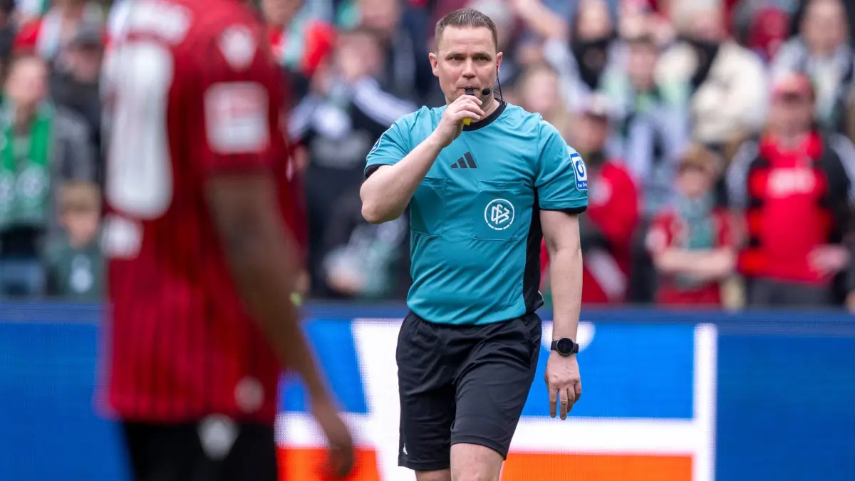 Hannover 96 - SV Elversberg: 05.04.2026, Niedersachsen, Hannover: Fußball, Männer: 2. Bundesliga, Hannover 96 - SV Elversberg, 28. Spieltag, Heinz von Heiden-Arena: Schiedsrichter Robert Kampka reagiert. Foto: David Inderlied/dpa - WICHTIGER HINWEIS: Gemäß den Vorgaben der DFL Deutsche Fußball Liga bzw. des DFB Deutscher Fußball-Bund ist es untersagt, in dem Stadion und/oder vom Spiel angefertigte Fotoaufnahmen in Form von Sequenzbildern und/oder videoähnlichen Fotostrecken zu verwerten bzw. verwerten zu lassen. +++ dpa-Bildfunk +++