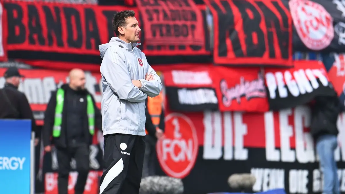 Eintracht Braunschweig - 1. FC Nürnberg: 05.04.2026, Niedersachsen, Braunschweig: Fußball, Männer: 2. Bundesliga, Eintracht Braunschweig - 1. FC Nürnberg, 28. Spieltag, Eintracht-Stadion: Trainer Miroslav Klose (1. FC Nürnberg) steht am Spielfeldrand. Foto: Swen Pförtner/dpa - WICHTIGER HINWEIS: Gemäß den Vorgaben der DFL Deutsche Fußball Liga bzw. des DFB Deutscher Fußball-Bund ist es untersagt, in dem Stadion und/oder vom Spiel angefertigte Fotoaufnahmen in Form von Sequenzbildern und/oder videoähnlichen Fotostrecken zu verwerten bzw. verwerten zu lassen. +++ dpa-Bildfunk +++