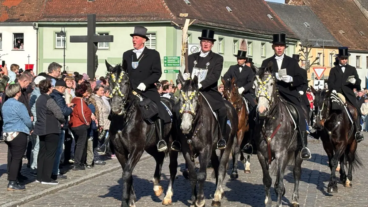 Impression vom Kreuzreiten, hier auf dem Wittichenauer Markt. Das Kreuz als Symbol des Sieges des Lebens über den Tod trägt Reiter Steffen Kobalz.