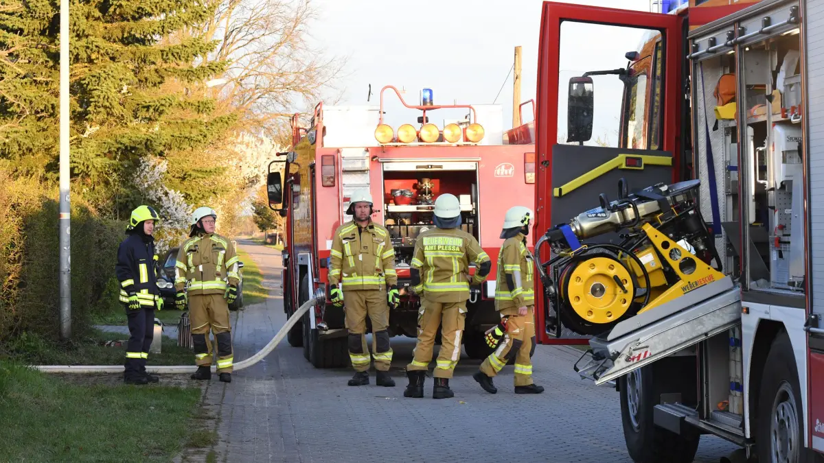 Brand einer Gartenlaube sorgt am Morgen des Ostersonntag für Großaufgebot an Feuerwehr, Rettungsdienst und Polizei in Hohenleipisch: Brand einer Gartenlaube sorgt am Morgen des Ostersonntag für Großaufgebot an Feuerwehr, Rettungsdienst und Polizei in Hohenleipisch
- Der Brand einer Gartenlaube hat am Morgen des Ostersonntag gegen 6.50 Uhr in der Gartenstraße in Hohenleipisch auf dem Grundstück einer Gastwirtschaft für ein Großaufgebot an Feuerwehr, Rettungsdienst und Polizei gesorgt