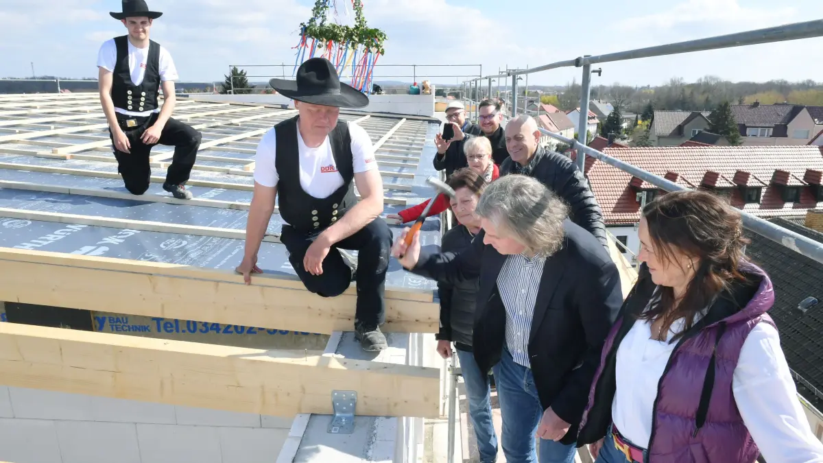 Richtfest auf den Roßhöfen in Elsterwerda. Bald 26 Wohnungen mehr in Elsterwerda - Geschäftsführer Jan Packroff schlägt zum Richtfest die letzten Nägel ein.