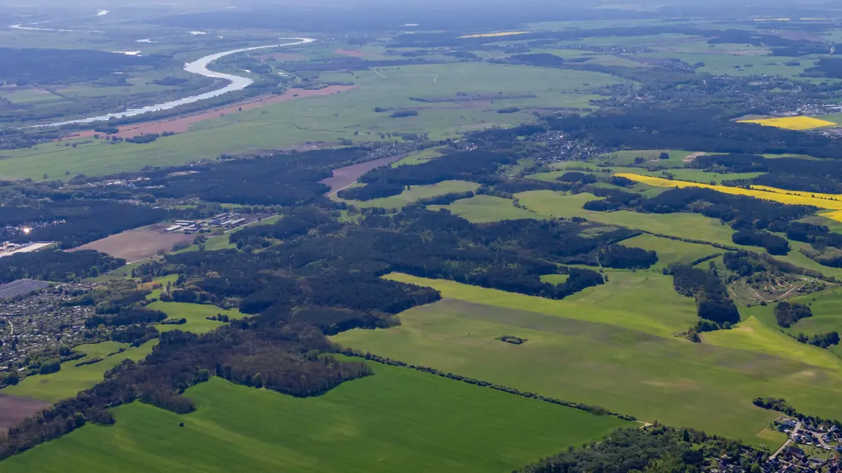 Wo noch Felder sind, soll künftig die neue Ortsumgehung B112 Eisenhüttenstadt/Neuzelle verlaufen. Auch wenn ein Baubeginn noch auf sich warten lässt: Die Kosten steigen massiv an.