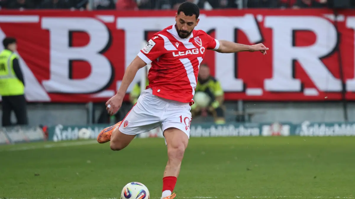Fussball 3. Liga 2025/2026 FC Energie Cottbus - TSV 1860 München: 10 Tolcay Cigerci (Energie Cottbus)