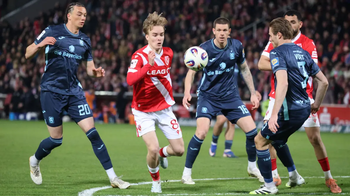 Fussball 3. Liga 2025/2026 FC Energie Cottbus - TSV 1860 München: 8 Lukas Michelbrink (Energie Cottbus, 2.v.l.) umringt von 20 Samuel Althaus (1860 München, l.), 16 Max Reinthaler (1860 München) und 3 Siemen Voet (1860 München, r.)