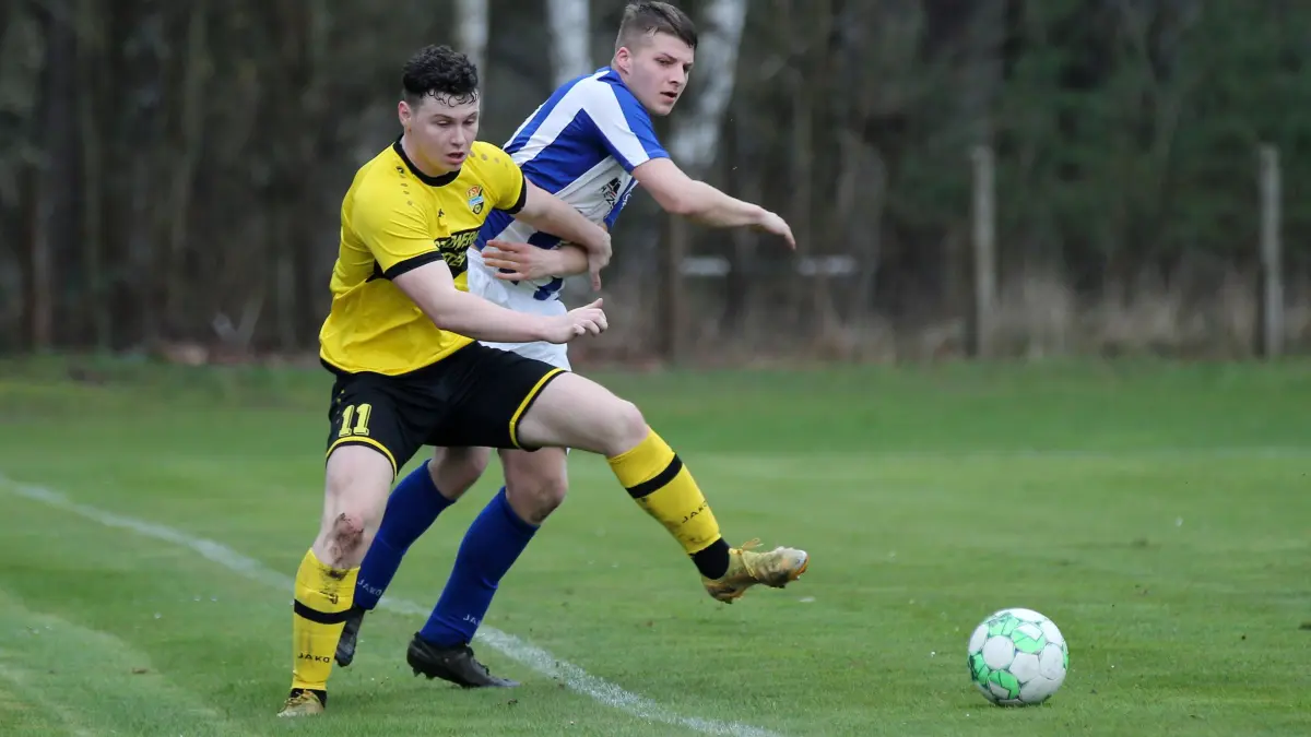 Fußballer Tobias Schumann (links) vom FSV Glückauf Brieske/Senftenberg ist neuer Kandidat für den LR-Champion der Woche. (Archivfoto)