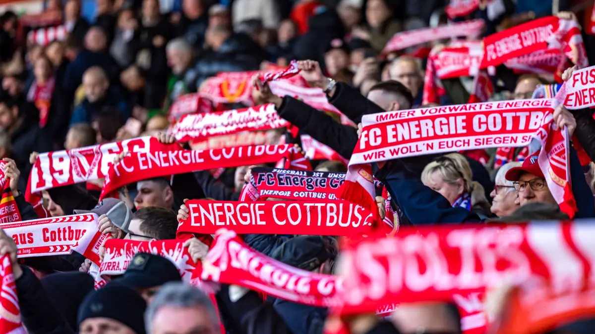 FC Energie Cottbus - TSV 1860 München: Fußball, Männer: 3. Liga, Energie Cottbus - TSV 1860 München, 32. Spieltag, LEAG Energie Stadion: Cottbuser Fans schwenken ihre Schals.
