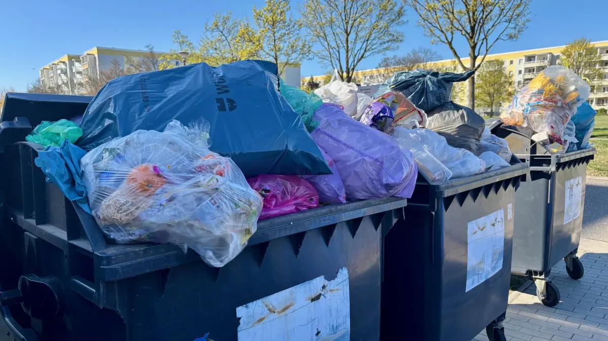 Die Mülltonnen am Schmellwitzer Weg in Cottbus sind übervoll. Abgeholt werden sie am Dienstag (7. April 2026) nicht. Die Alba-Mitarbeiter streiken. So sieht es an vielen Stellen in der Stadt aus.