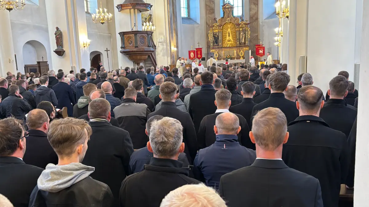 Geschätzt rund 500 Osterreiter haben sich zwei Tage nach den Reiterprozessionen in der Rosenthaler Wallfahrtskirche zusammengefunden.