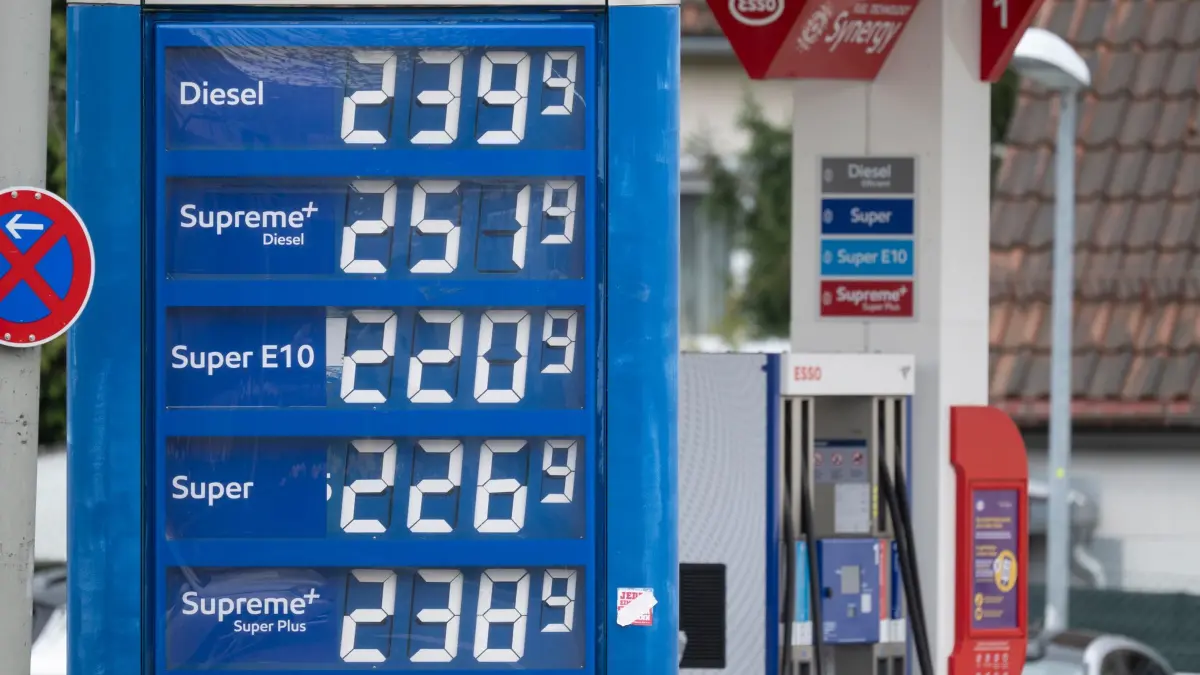Neue Spritpreisregel tritt in Kraft: ARCHIV - 01.04.2026, Baden-Württemberg, Stuttgart: Blick auf die Anzeigetafel einer Tankstelle um 12:01 Uhr. (zu dpa: «Benzinpreis kratzt am Allzeithoch - wieder Rekord bei Diesel») Foto: Marijan Murat/dpa +++ dpa-Bildfunk +++