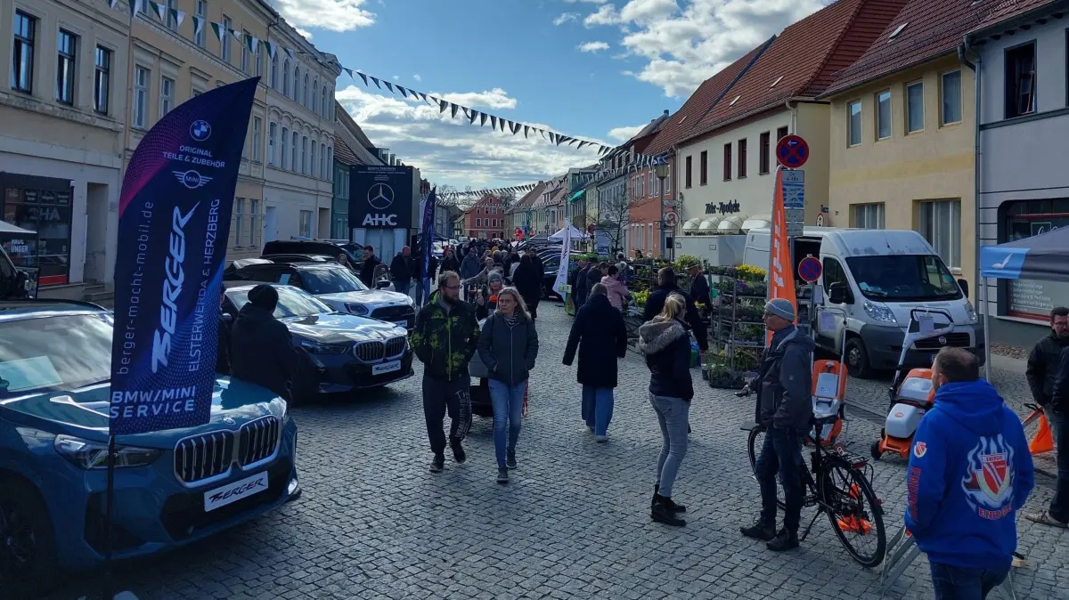 Automeile 2025: Besucherinnen und Besucher informierten sich in der Innenstadt über die ausgestellten Fahrzeuge. Auch in diesem Jahr wird reger Besuch erwartet.