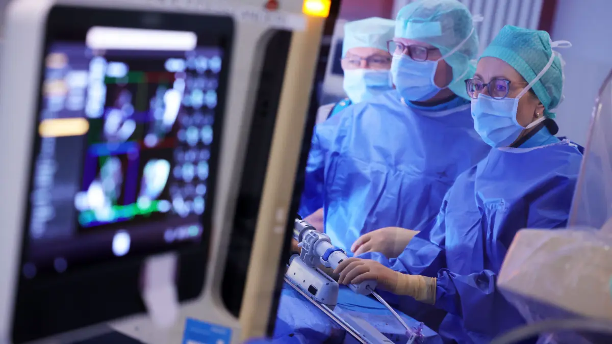 Dr. Kristin Rochor, Leitende Oberärztin Kardiologie, mit einem interdisziplinären Team bei einem der ersten interventionellen Trikuspidalklappenersatz-Verfahren.