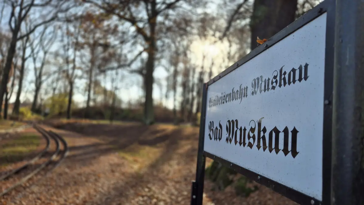 Auf schmaler Spur durch den Park: Die Waldeisenbahn Muskau verbindet historische Dampflok-Romantik mit der idyllischen Landschaft zwischen Weißwasser, Bad Muskau und Kromlau.