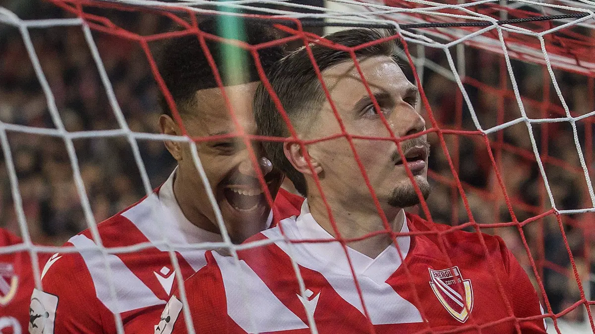 Erik Engelhardt (rechts) erzielte gegen 1860 München drei Tore für Energie Cottbus. Vor dem Spiel hielt er eine Ansprache in der Kabine.