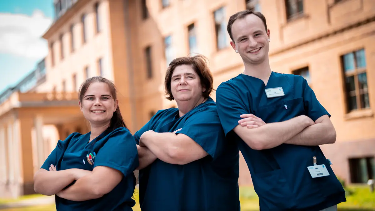 Das Pflegeteam der Sana Klinken Niederlausitz wächst weiter. Hier treffen moderne Medizin und Pflege auf Kollegen, die sich auf einander verlassen können. So wird der Pflegealltag besonders und jeder Arbeitstag zu einem spannenden Erlebnis, das trägt.