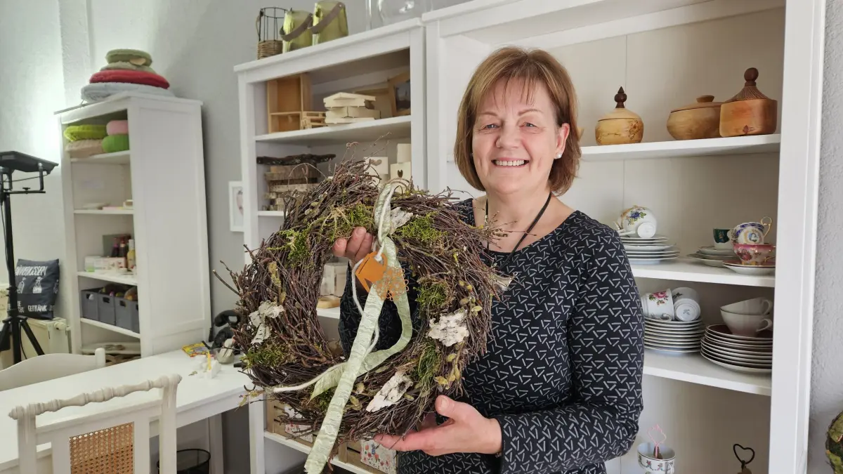 Naturmaterialien im Fokus: Sibyl Eckhardt zeigt einen fertig dekorierten Weidenkranz. In Kürze starten in ihrem Geschäft auch Workshops zum Binden von Birkenreisig.