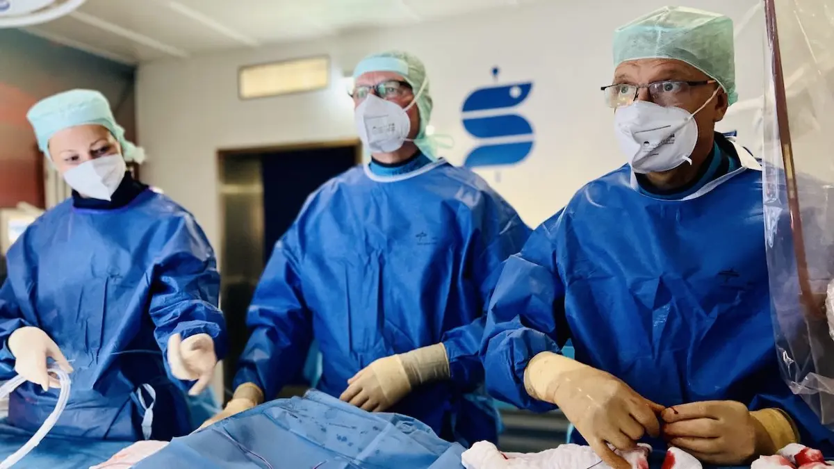 Chefkardiologe Dr. Axel Harnath (l.) und Dr. Volker Herwig, Oberarzt der Herzchirurgie, haben gemeinsam mehr als 6000 TAVI-Prozeduren geleitet.