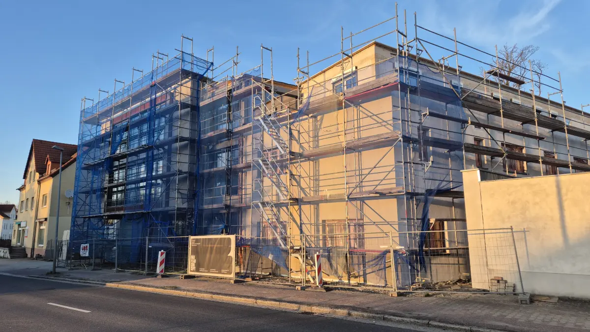 Das neue Mehrzweckgebäude in Krauschwitz ist noch verhüllt. Außen soweit fertig, erfolgt gegenwärtig der Innenausbau.