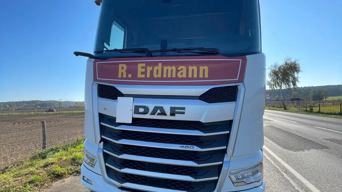 Die Lkw der Spedition Erdmann aus Bad Liebenwerda sind in ganz Deutschland unterwegs. Der Geschäftsführer Rüdiger Erdmann äußert schwere Bedenken in Hinsicht auf die Zukunft des Unternehmens.