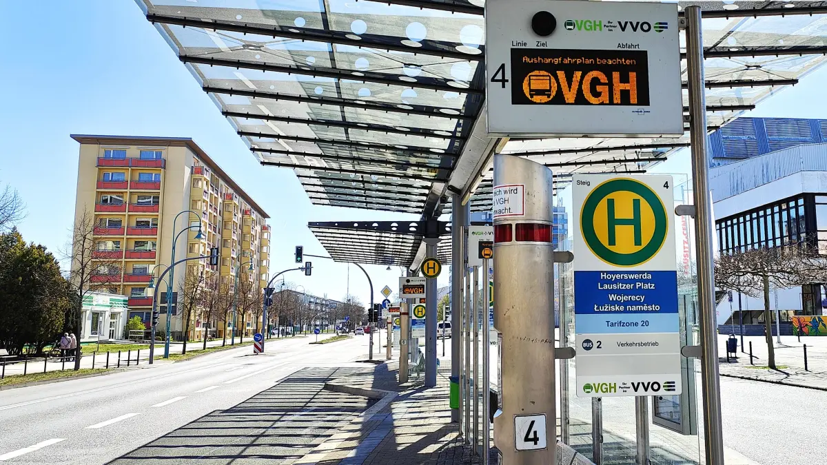 Die Zentralhaltestelle in Hoyerswerda ist am ersten Streiktag menschenleer.
