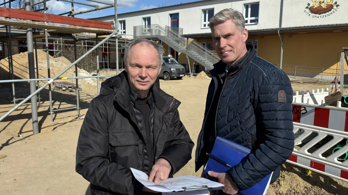 Architekt Jürgen Dorn und Holger Schmidt, Bauamtsleiter in Luckau, am künftigen neuen Gemeindezentrum in Uckro, der einstigen Grundschule
