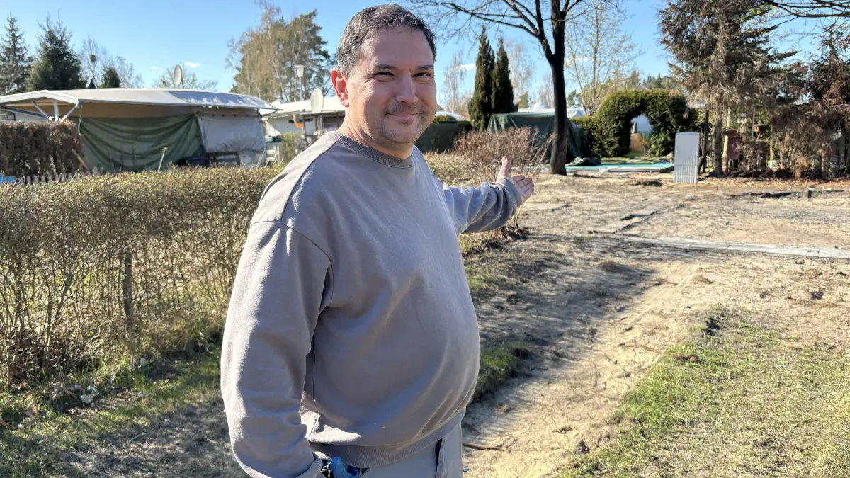 Platzwart Rene Barow vom Campingplatz „Am Großen Mochowsee“ im Ortsteil Lamsfeld-Groß Liebitz der Gemeinde Schwielochsee (Dahme-Spreewald) an der Stelle, wo die Wohnwagen in Brand gerieten. Jetzt ist sie beräumt, Anfang April.