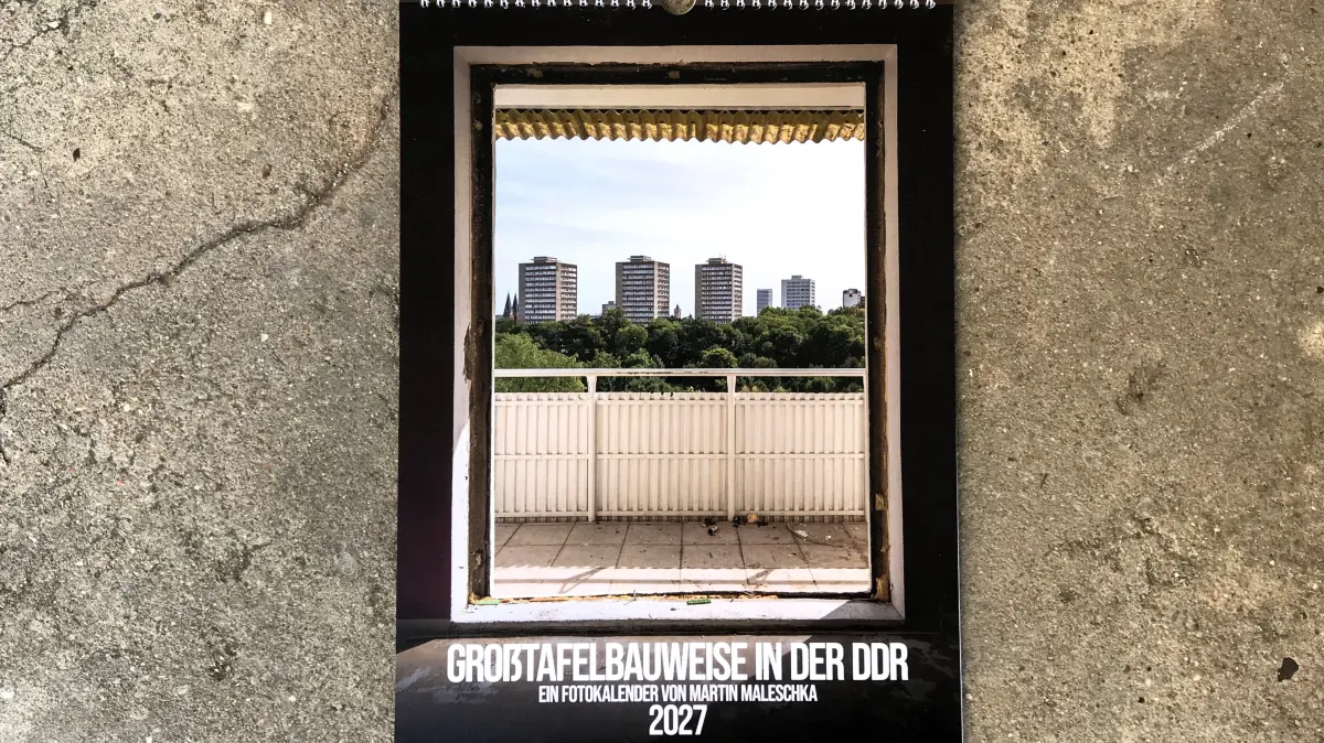 Eisenhüttenstadt. Fotokalender "Großtafelbauweise in der DDR" 2027 von Martin Maleschka. Gefertigt für die Sonderausstellung "Platte Ost / West" im Stadtmuseum Dresden. Das Dezemberblatt zeigt den Blick aus einem Abrisshaus in der Straße Seelower Kehre in Frankfurt (Oder). 09.04.2026 Foto: Frank Groneberg