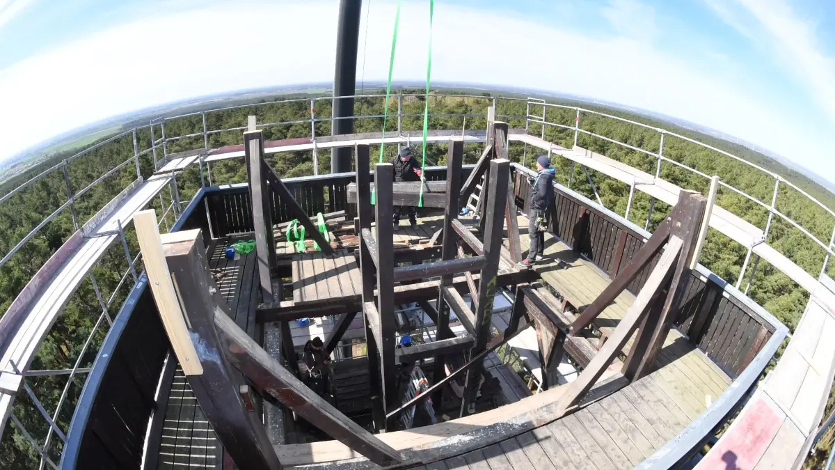 Der Heidebergturm bei Gröden (Elbe-Elster) wird saniert. Neben dem kompletten Dachteil wurden die Innereien des zweiten Segmentes, des Balkonteils, zunächst in viele Einzelteile zerlegt und nach unten gehoben.