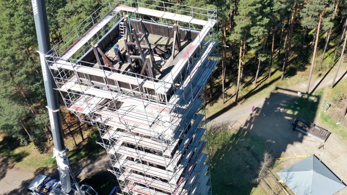 Baustelle Heidebergturm bei Gröden. Eines der beliebtesten Ausflugsziele im Landkreis Elbe-Elster wird zurückgebaut. Nach der Sanierung von Schadstellen soll der Turm wieder aufgebaut werden. Neben dem kompletten Dachteil wurden die Innereien des zweiten Segmentes, des Balkonteils, zunächst in viele Einzelteile zerlegt und nach unten gehoben.