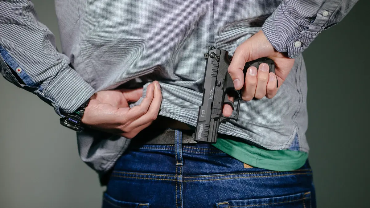 Schreckschusswaffe: ARCHIV - 26.11.2015, Sachsen, Dresden: Ein Mann steckt sich am 27.11.2015 in Dresden (Sachsen) eine Schreckschuss-Pistole "Walther P22" in den Hosenbund. Foto\ Oliver Killig (zu dpa: «Rechtsextreme besitzen mehr als 400 Schusswaffen») Foto: Oliver Killig/dpa +++ dpa-Bildfunk +++