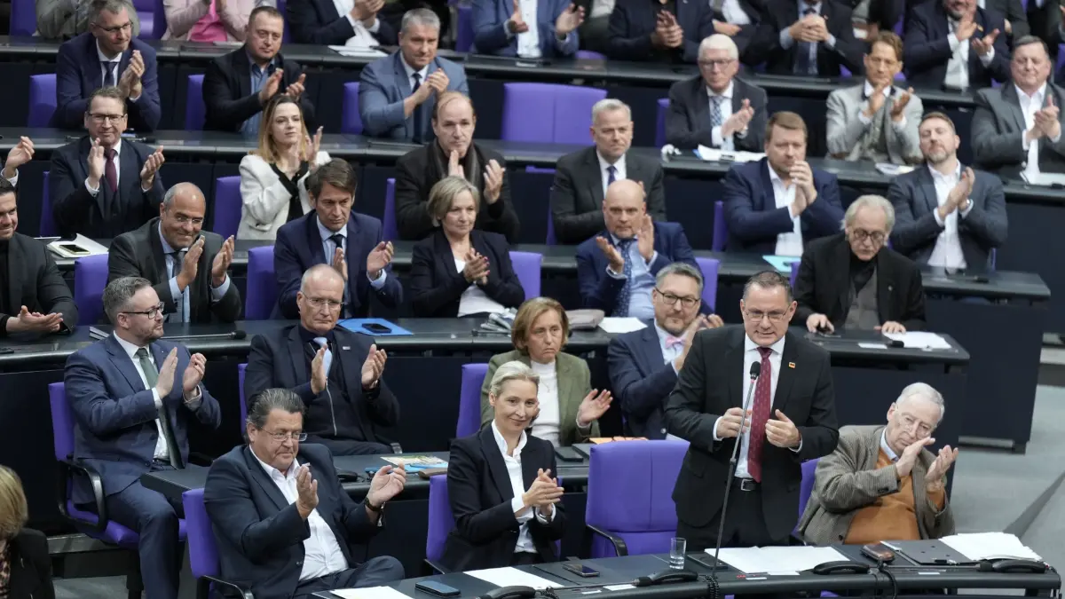 AfD-Klausur im Spreewald - Streitpunkte bleiben außen vor: ARCHIV - 26.11.2025, Berlin: Tino Chrupalla (vorn 2.v.r.,, AfD-Bundes- und Fraktionsvorsitzender, spricht in der Generaldebatte im Bundestag zum Haushalt. Neben ihm sitzen Stephan Brandner (vorn, l-r, AfD), Bundestagsabgeordneter, Alice Weidel, Fraktions- und Bundesvorsitzende der AfD, und Alexander Gauland (AfD), Bundestagsabgeordneter (zu dpa: «AfD-Klausur im Spreewald – Streitpunkte bleiben außen vor») Foto: Michael Kappeler/dpa +++ dpa-Bildfunk +++