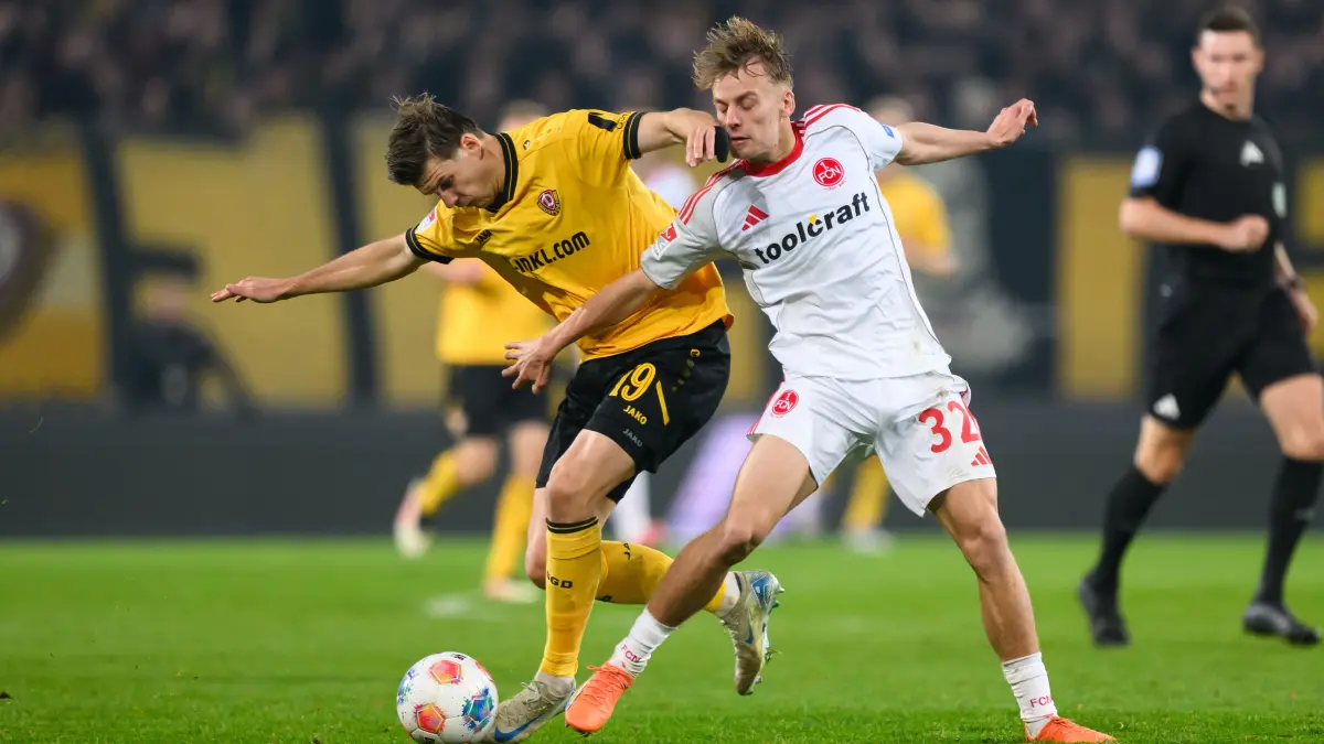 Live im TV und Stream: Dynamo Dresden, hier Alexander Rossipal (links) gegen Tim Janisch tritt beim 1. FC Nürnberg an.