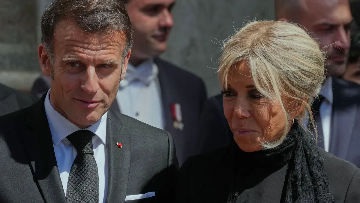 Frankreichs Präsident beim Papst: 10.04.2026, Vatikan, Vatikanstadt: Der französische Präsident Emmanuel Macron und seine Frau Brigitte verlassen den im Vatikan nach einem Treffen mit dem Papst. Foto: Andrew Medichini/AP/dpa +++ dpa-Bildfunk +++