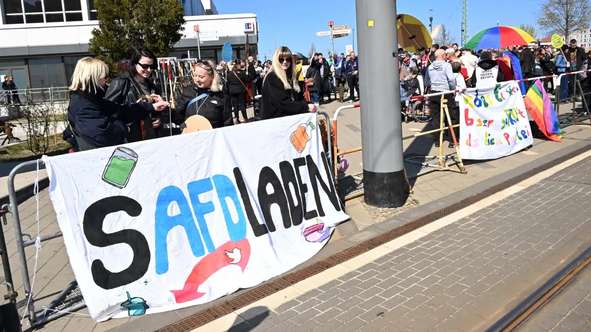 Protest Afd Klausur: AfD in Cottbus
Gegendemo zur Klausur-Tagung der Partei
Die Bundesspitze der AfD traf sich am Wochenende zu einer Tagung in Cottbus. Das Bündnis Unteilbar Südbrandenburg hatte zu einer Gegendemonstration auf dem Cottbuser Bahnhofsvorplatz aufgerufen. Dem Aufruf waren knapp 100 aus Cottbus und dem Umland Menschen gefolgt. Unter dem Motto „Jedes Ei wird besser geprüft als diese Partei“ wandte sich das Bündnis gegen die AfD-Klausurtagung. Unteilbar Südbrandenburg engagiert sich seit 2020 gegen Rechtsextremismus.