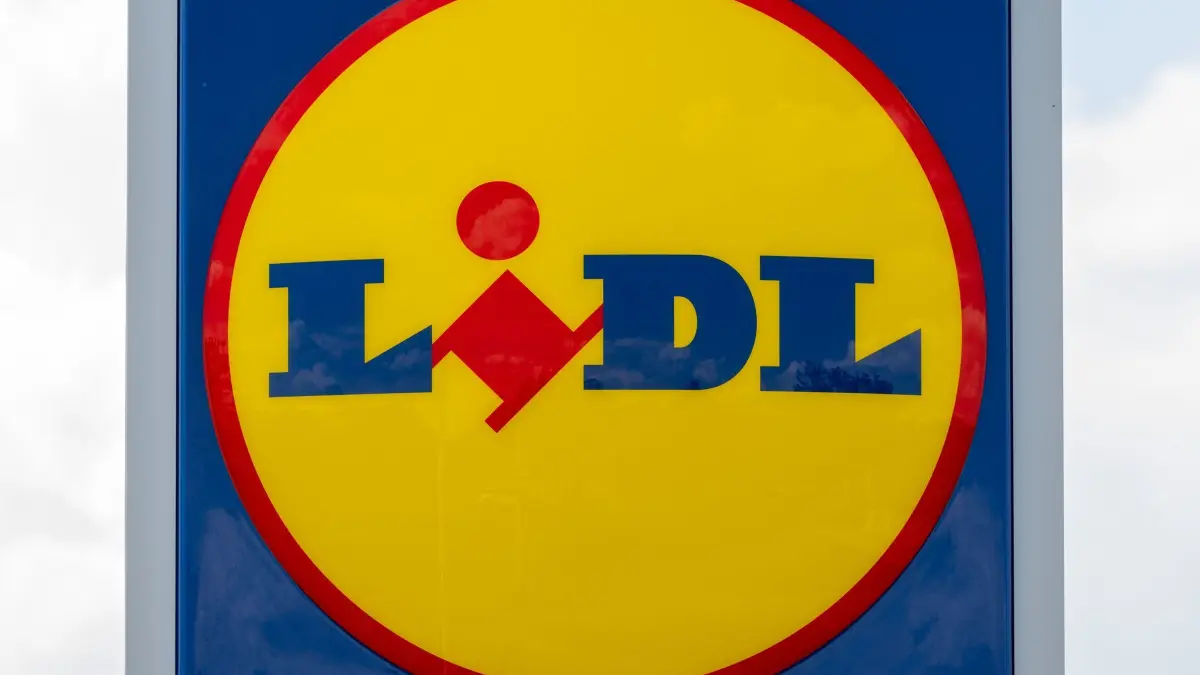 Discounter Lidl: ILLUSTRATION - 15.05.2023, Sachsen, Leipzig: Eine Stele mit dem Logo des Discounters Lidl steht vor einer Filiale in Leipzig. In Ludwigshafen wurde 1973 die erste Filiale eröffnet. (zu dpa: «Supermarktkette Lidl baut Pub in Nordirland») Foto: Hendrik Schmidt/dpa +++ dpa-Bildfunk +++