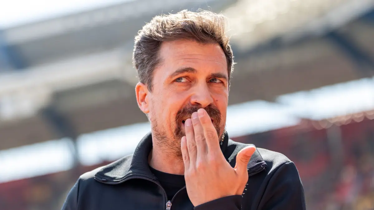 1. FC Nürnberg - Dynamo Dresden: 11.04.2026, Bayern, Nürnberg: Fußball, Männer: 2. Bundesliga, 1. FC Nürnberg - Dynamo Dresden, 29. Spieltag im Max-Morlock-Stadion. Der Trainer Thomas Stamm steht vor Spielbeginn auf dem Platz. Foto: Daniel Karmann/dpa - WICHTIGER HINWEIS: Gemäß den Vorgaben der DFL Deutsche Fußball Liga bzw. des DFB Deutscher Fußball-Bund ist es untersagt, in dem Stadion und/oder vom Spiel angefertigte Fotoaufnahmen in Form von Sequenzbildern und/oder videoähnlichen Fotostrecken zu verwerten bzw. verwerten zu lassen. +++ dpa-Bildfunk +++